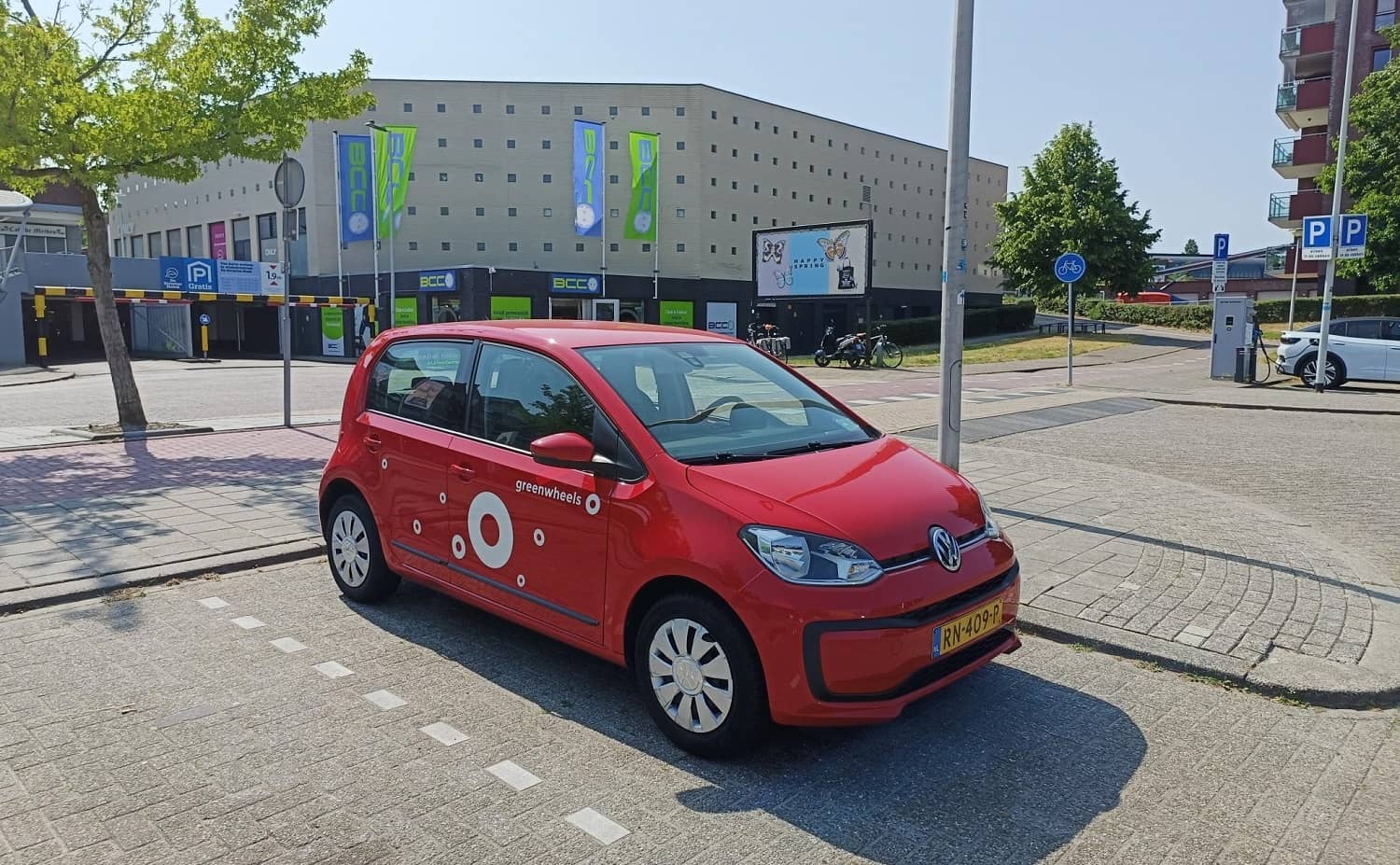 Wegens populariteit zijn er in Hellevoetsluis in de zomer van 2023 nieuwe deelauto's van Greenwheels bijgeplaatst.